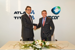 AFAP president Ralf K. Wunderlich (right) and Atlas Converting managing director Alan Johnson at the signing of the agreement.